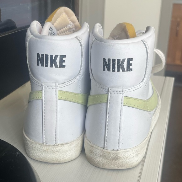 LADIES 8.5 NIKES-WORN ONCE - Picture 2 of 4